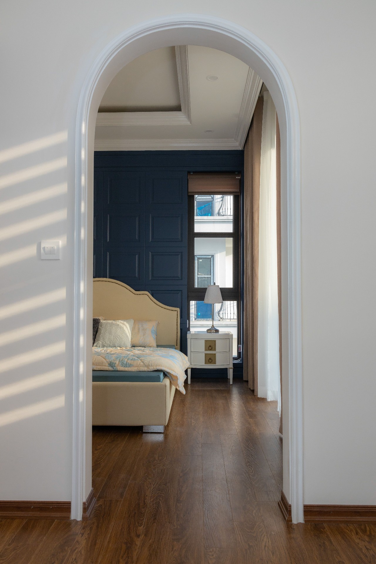 Interior 17429 — archway view into bedroom with navy paneled wall